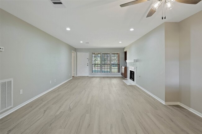 Building Photo - 200 Panorama Dr