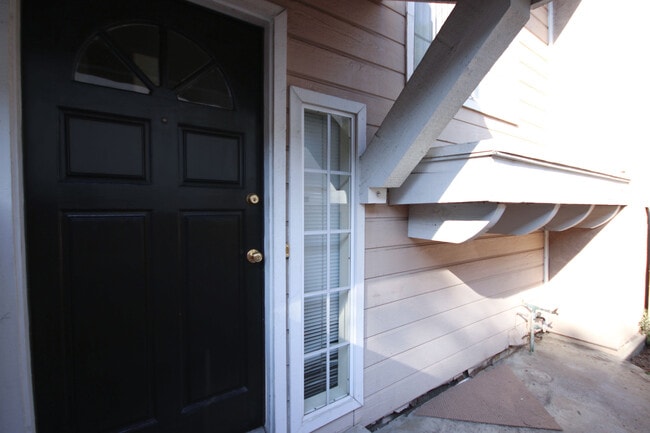 Building Photo - 178 N Oak Knoll Ave