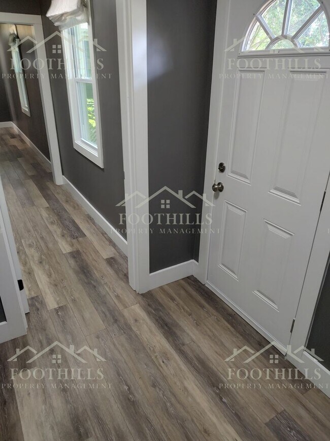 Foto del edificio - 4-Bedroom House off N Main St