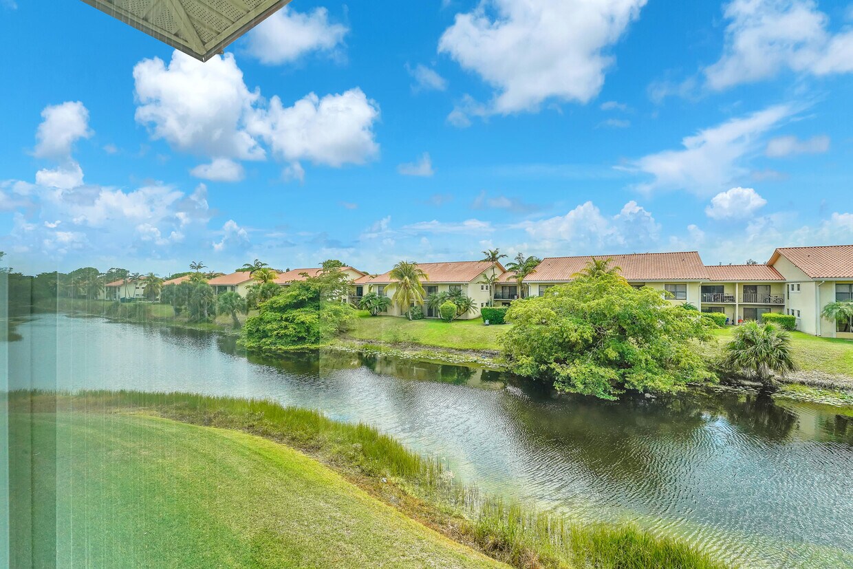 Foto principal - 210 Lake Evelyn Dr