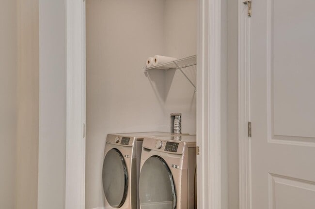 Building Photo - 596 Vinings Dr