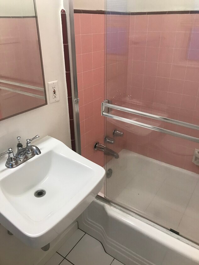 full size bathroom - 4441 E Village Rd