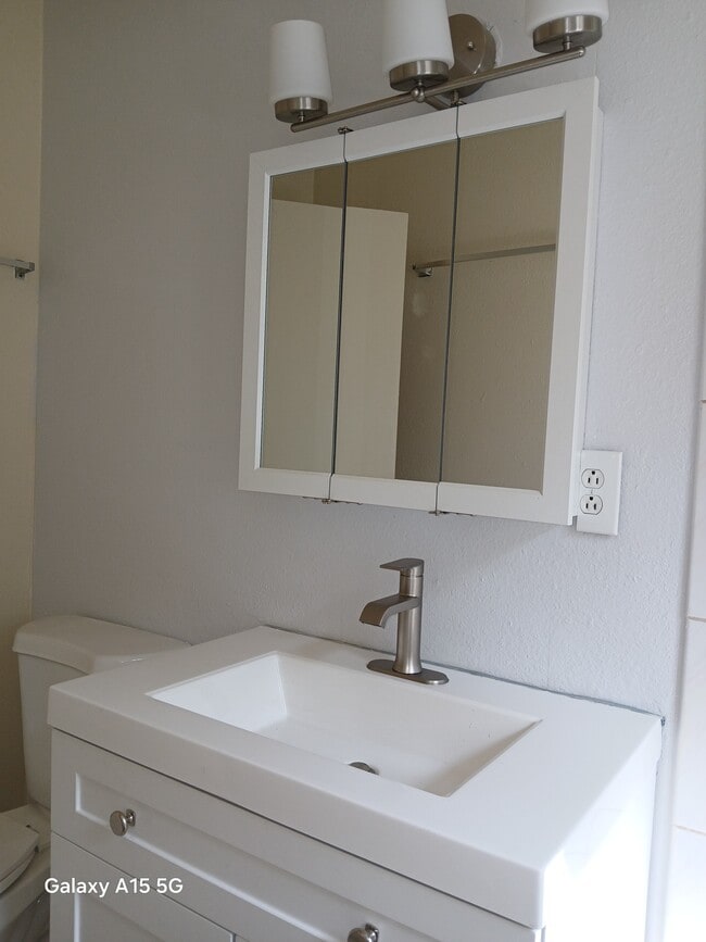 Building Photo - 15450 Country Club Dr