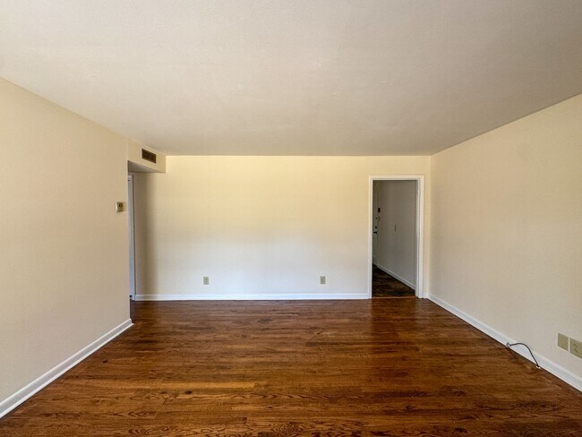 Foto del edificio - Conveniently Located 2 Bed 1.5 First Floor Unit