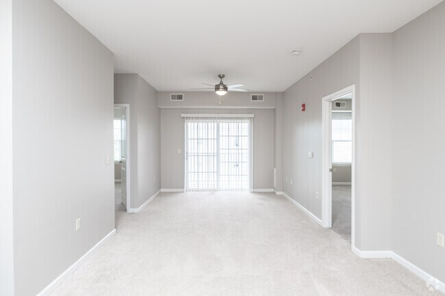 2 habitaciones, 2 baños - 1076 pies cuadrados - Sala de estar - Muir Lake