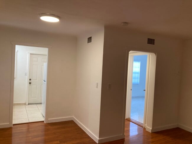 Building Photo - 2101 Bay Dr