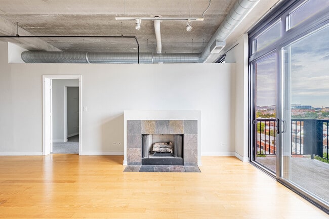 Building Photo - 811 W 15th Pl