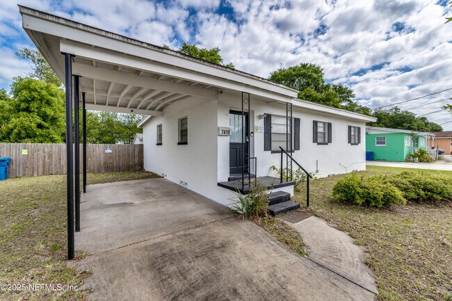 Foto del edificio - 7419 Merrill Rd