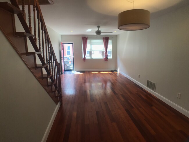 Living room - 605 Gerritt St