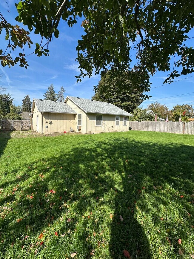 Building Photo - 1814 N Medina St