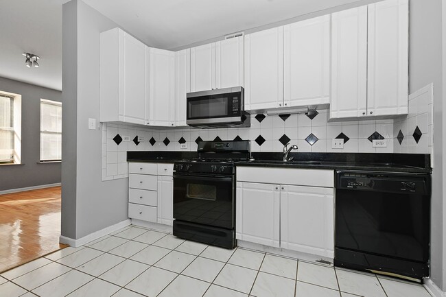 Building Photo - Beautiful 2Bed/1Bath in South Shore!