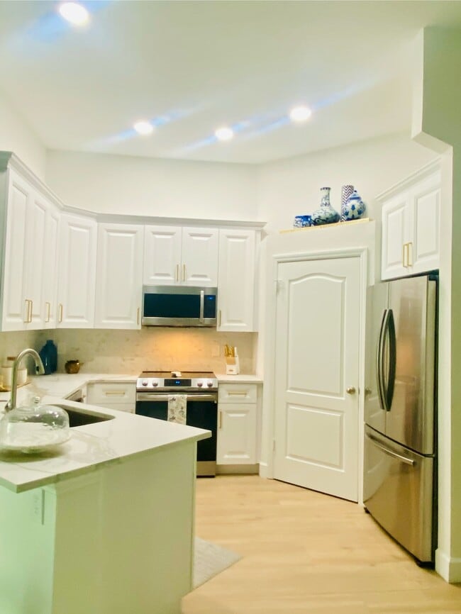 Building Photo - 705 Seagate Dr