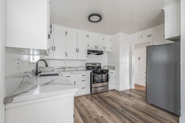 Building Photo - 4067 Sutro Ave