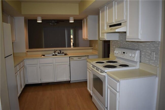 Building Photo - 6701 Dickens Ferry Rd