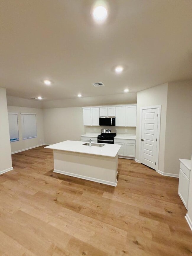 Building Photo - 2928 Ember Dr