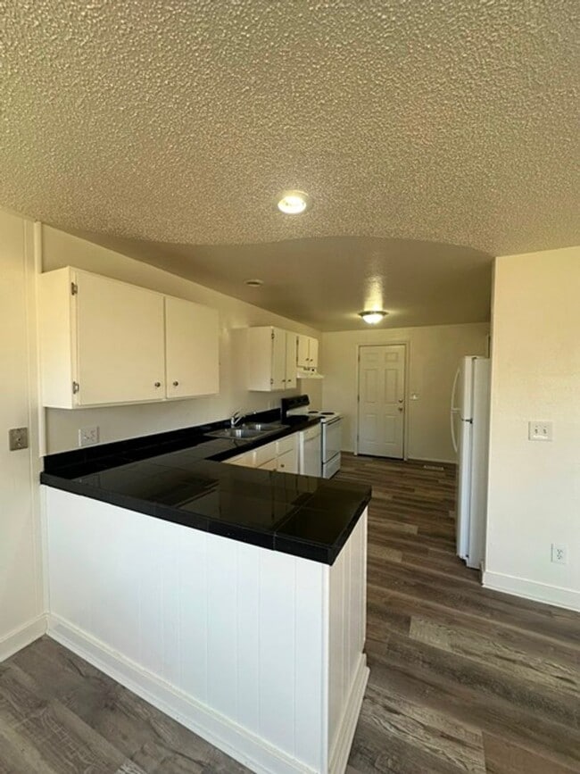 Building Photo - 3 Bedroom Duplex with Carport