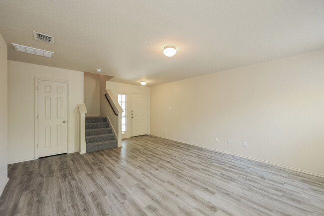 Building Photo - 5910 Aspen Gdn