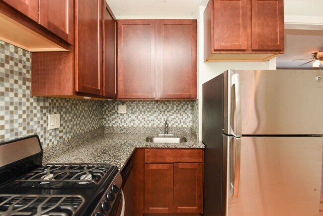 Foto del edificio - 3727 N Pine Grove Ave