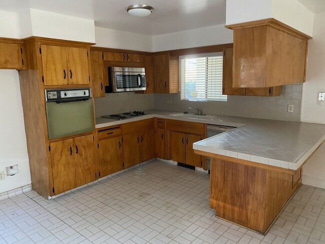 Building Photo - 3349 W Tulare Ave