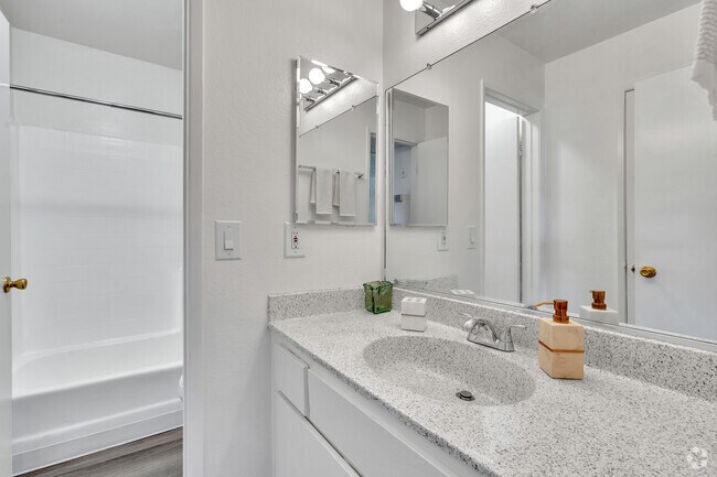 2 habitaciones, 1 baño, 850 pies cuadrados, baño - Regency Apartments