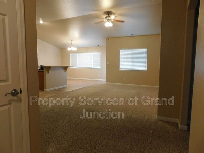 Foto del edificio - 3006 1/2 Oakwood Drive