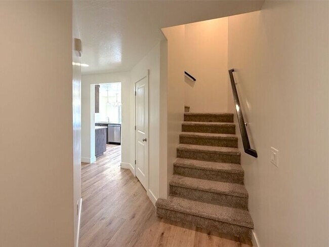 Foto del edificio - 4 Bed, 2.5 Bath Home with 2 Car Garage