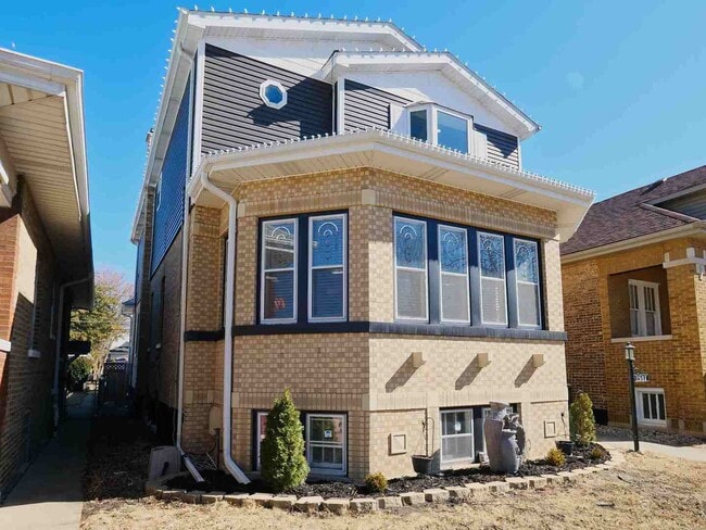 Building Photo - 2517 Clinton Ave