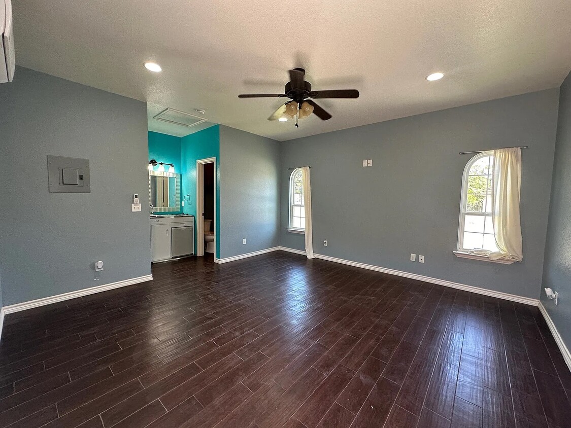 Foto del edificio - 1216 E Parker Ave