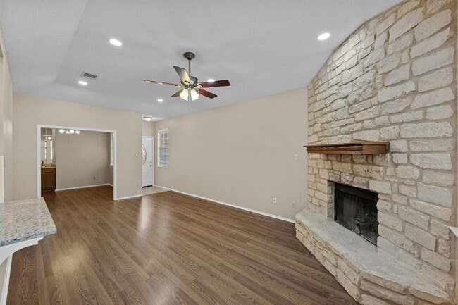 Foto del edificio - 6501 Brush Country Rd