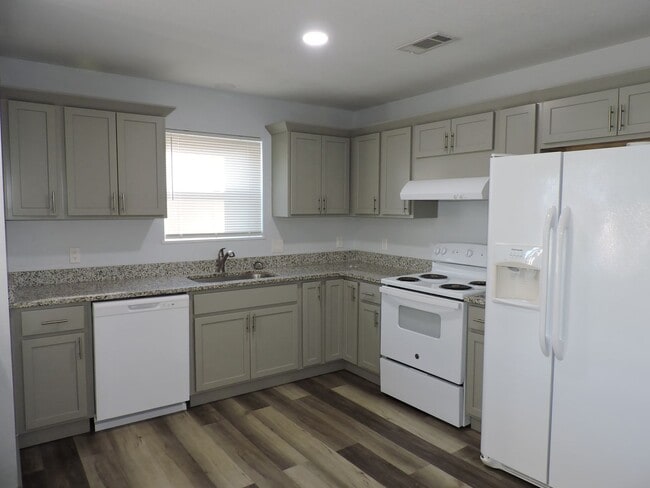 Building Photo - Lots of updates!