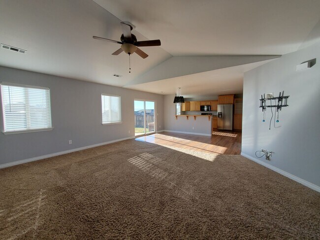 Building Photo - 3 Bedroom 2 Bath Single Family Home