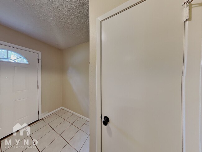 Foto del edificio - 2808 Grants Lake Blvd