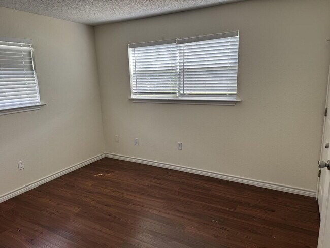 Foto del edificio - 728 Martindale Rd