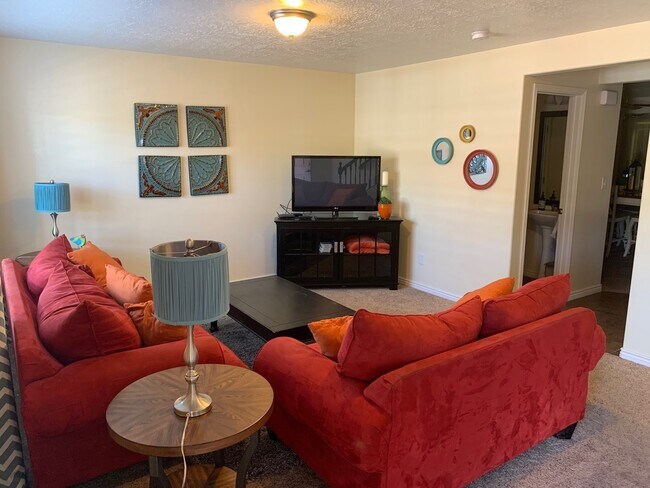 Building Photo - Hidden Valley Townhome!!