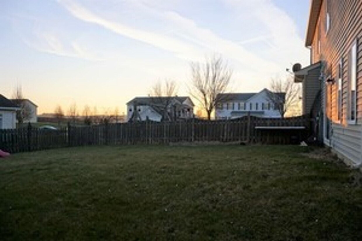 Building Photo - Beautiful Duplex 3 Bedroom, 2.5 Bath