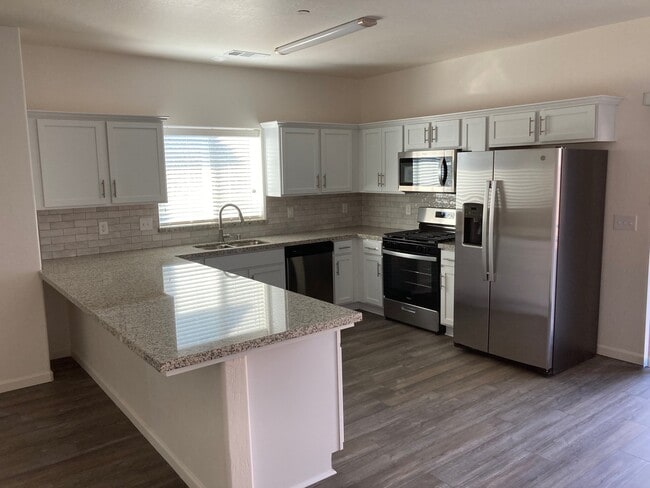 Kitchen-notice NEW refrigerator included - 3924 S Burke St