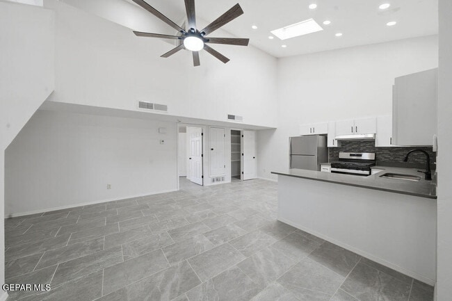 Building Photo - 821 Los Lagos Way