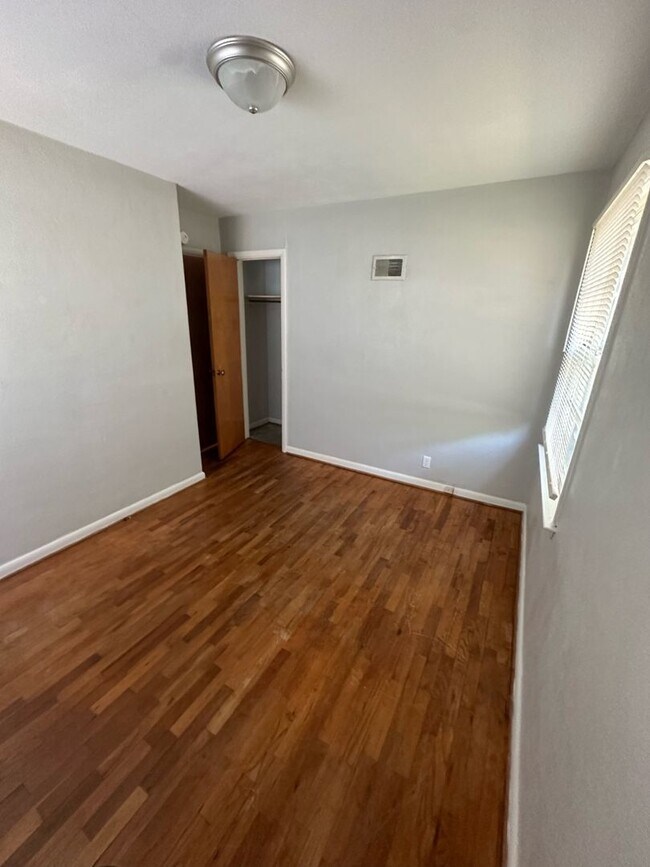 Foto del edificio - PRELEASING for AUGUST! Close to Campus