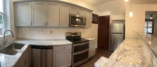 Building Photo - Newly Remodeled 2 Bedroom House