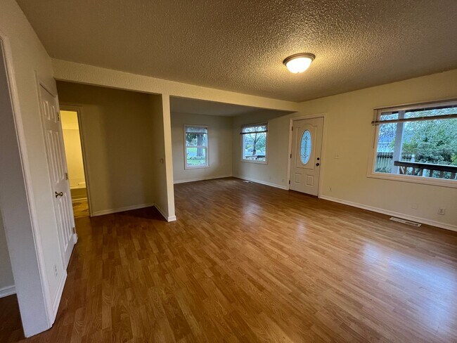 Foto del edificio - Spacious 4-bedroom House with Large Backyard