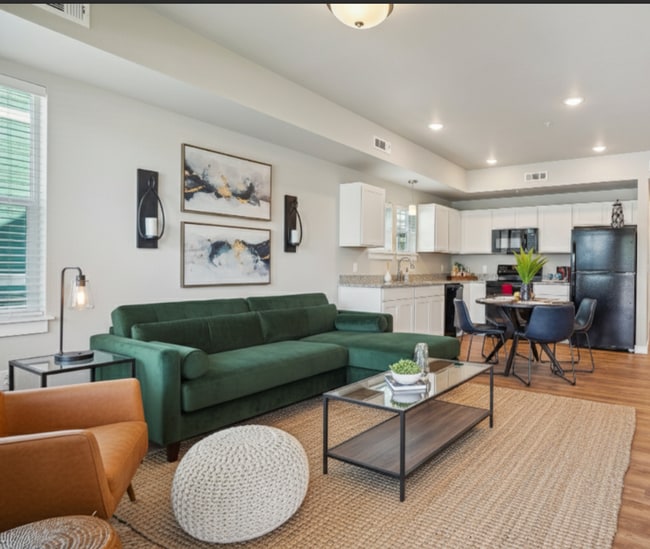 Interior Photo - Clover On Cascade