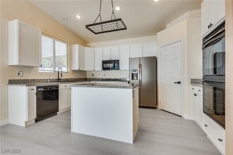 Building Photo - 1340 Rolling Sunset St