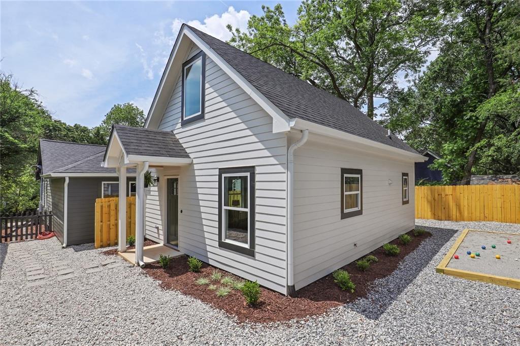 Detached, independent building - 496 Glenwood Plz SE