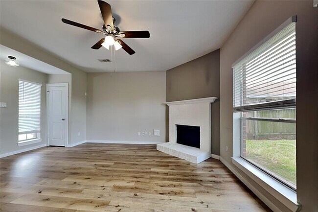Foto del edificio - 7447 River Pines Dr