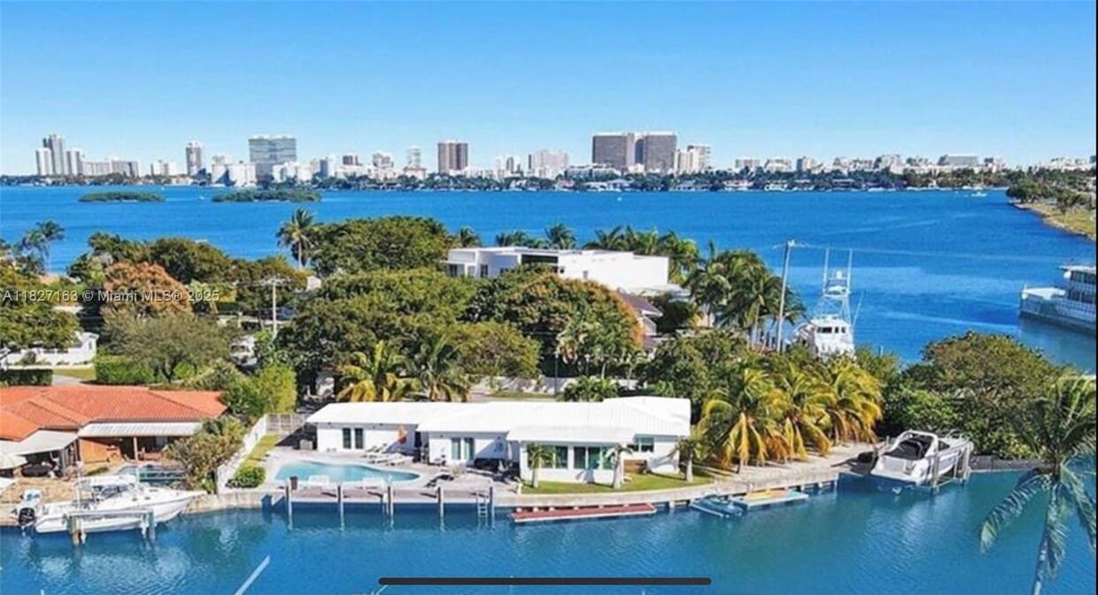 Primary Photo - 12388 N Bayshore Dr