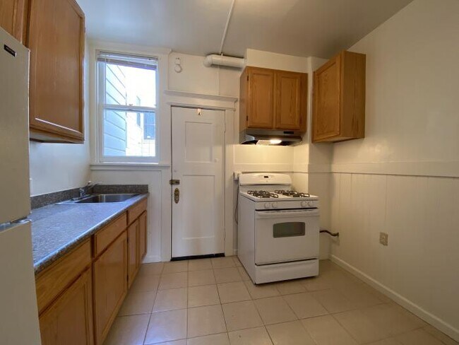 Building Photo - bedroom in San Francisco CA 94109