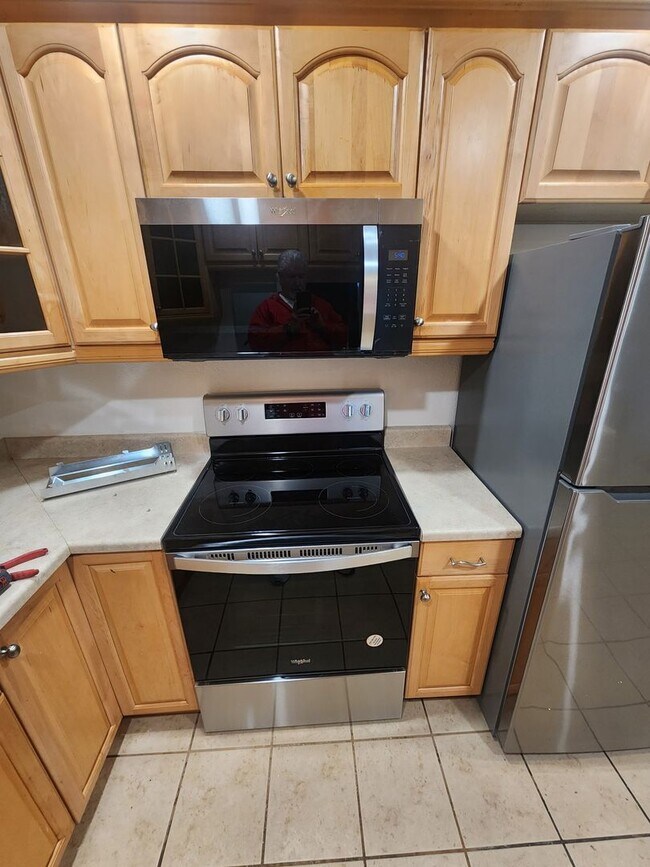 Building Photo - Available Now! 3 bed/ 2 bath condo