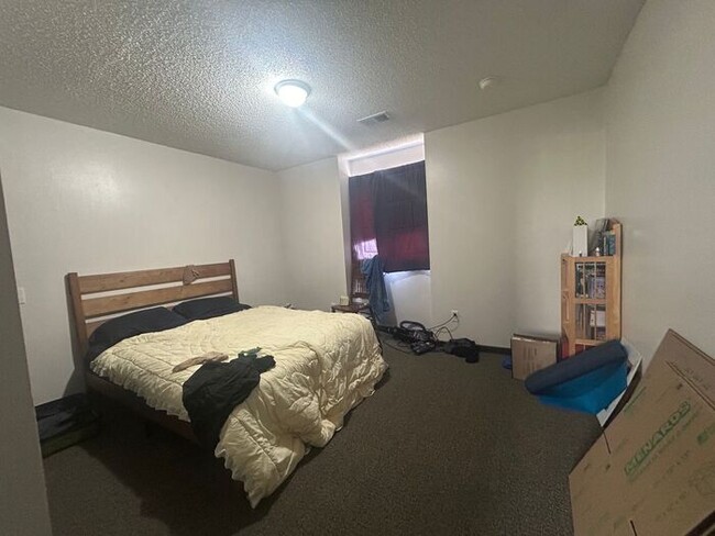 Building Photo - $850 | 2 Bedroom, 1 Bathroom Apartment | C...