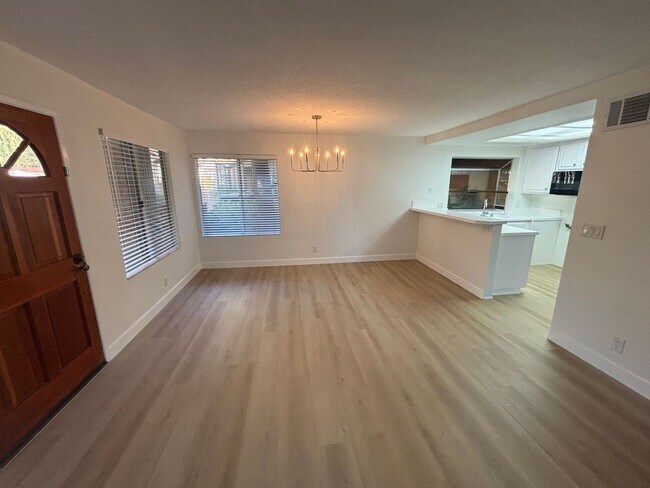 Foto del edificio - 2-Bedroom Townhouse with Community Pool & ...