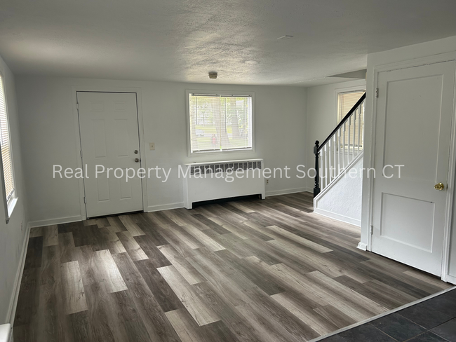 Building Photo - 2 bed 1 bath Townhouse Style Apartment in ...